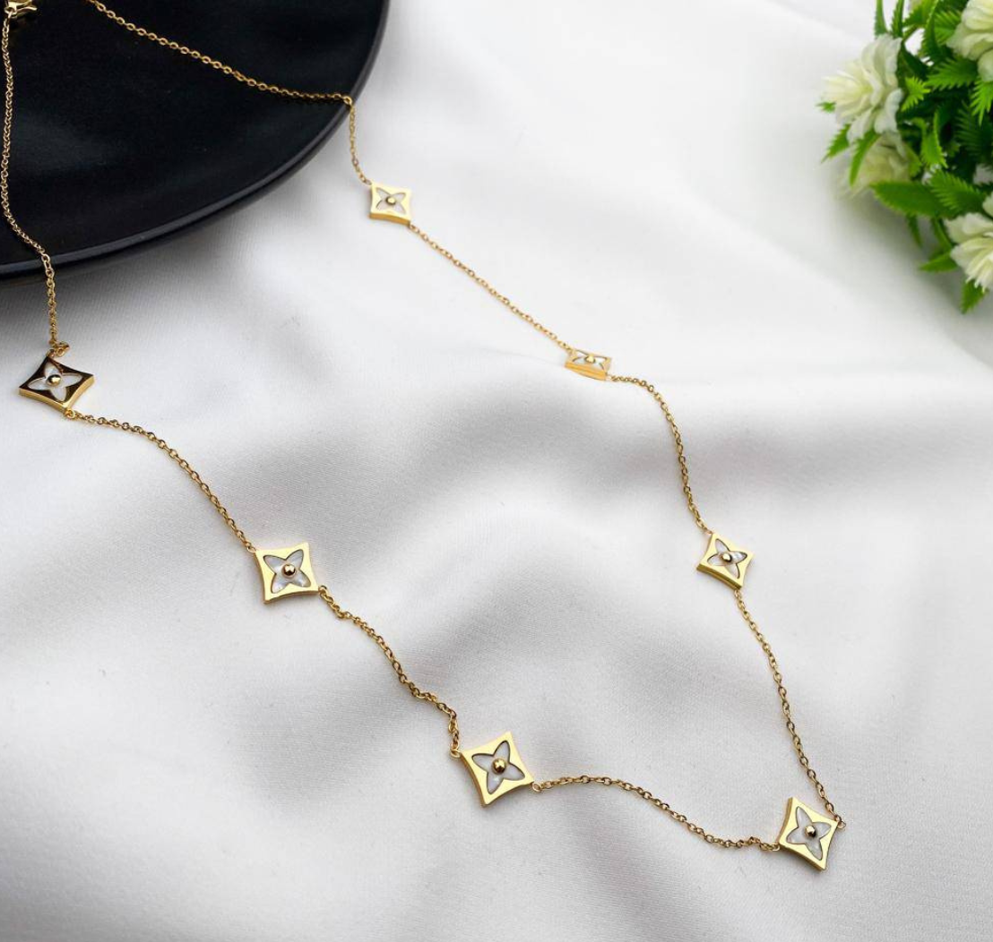 Lexi Halskette Gold/ weiße Verzierungen