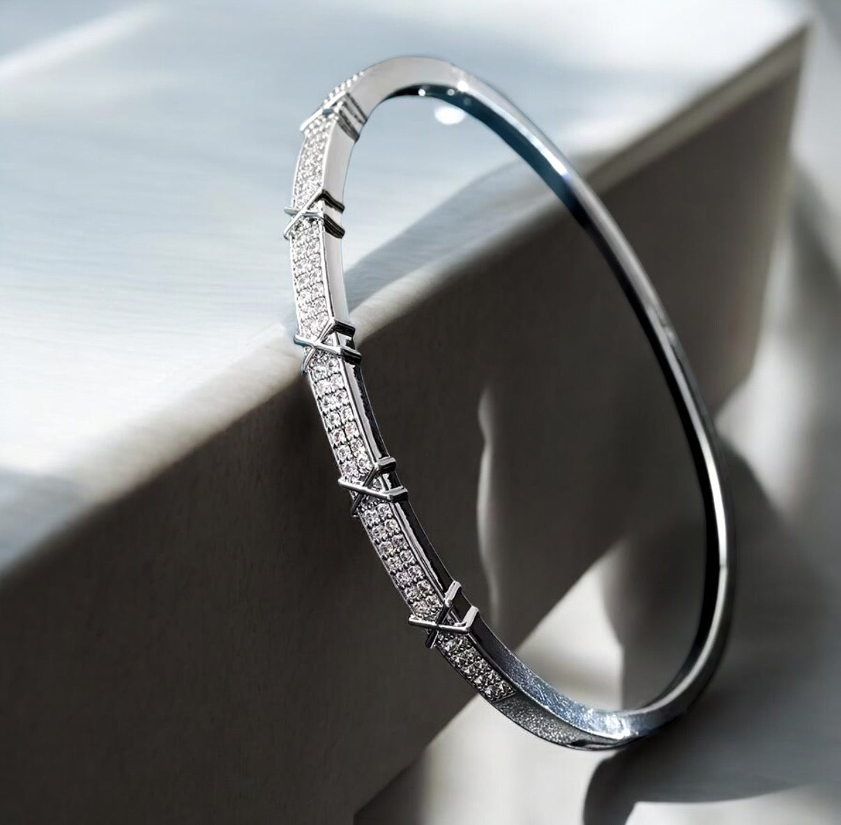 Eterna Armreif mit Zirkonia Steinen Gold oder Silber