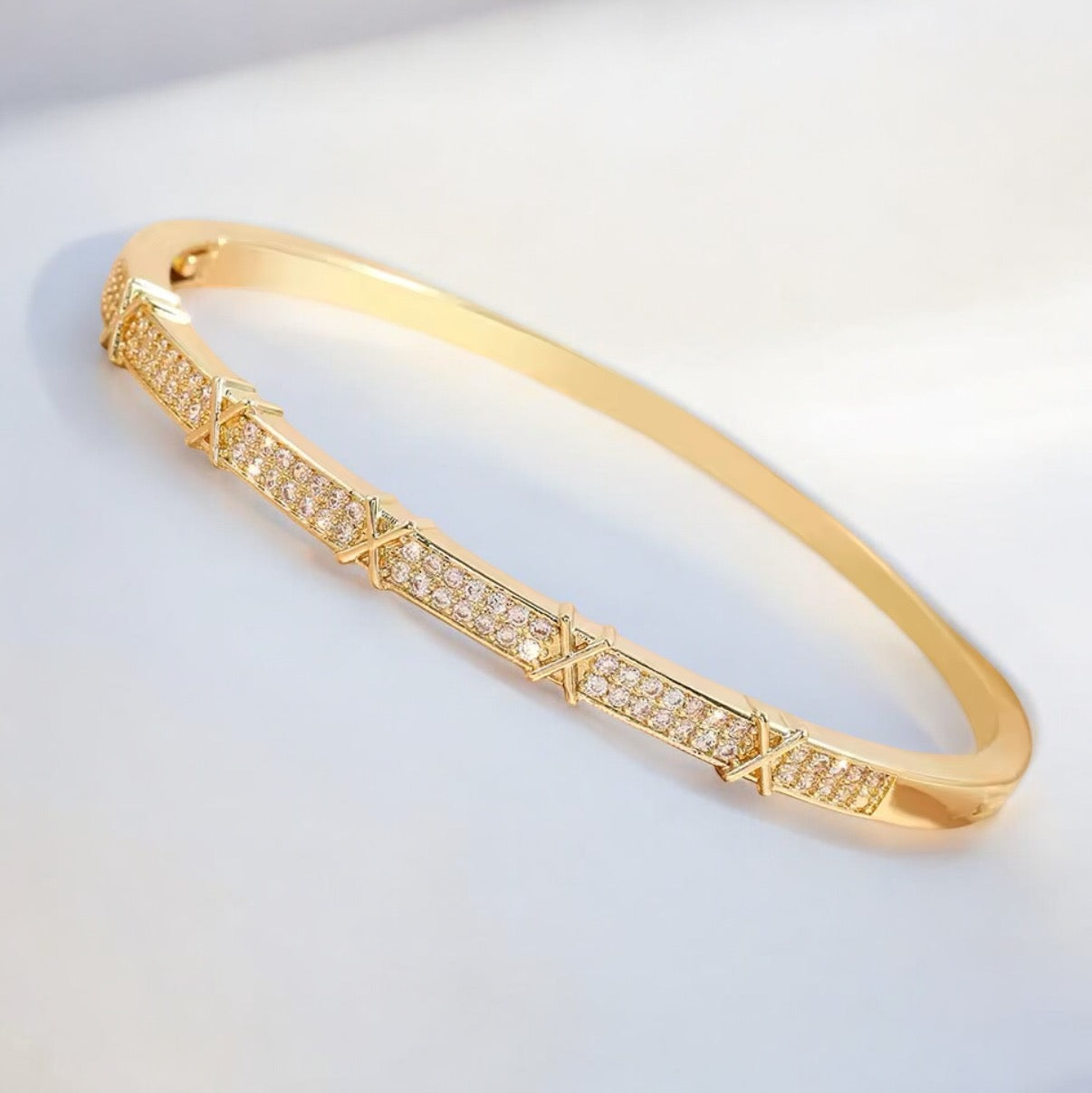 Eterna Armreif mit Zirkonia Steinen Gold oder Silber